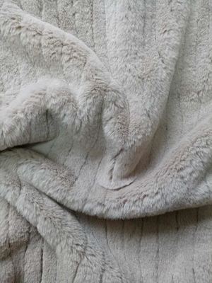Fabbrica di pelliccia di coniglio falso a scanalatura stretta 100% poliestere 150 cm CW o regolabile