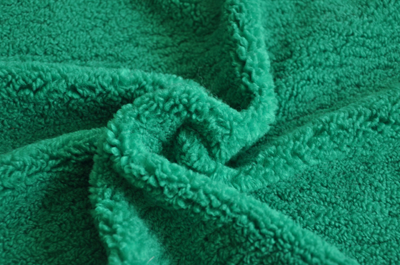 La materia tessile di alta qualità verde, montrante la miscela perfetta del filo di ordito della durevolezza e di modo ha tricottato il tessuto riciclato