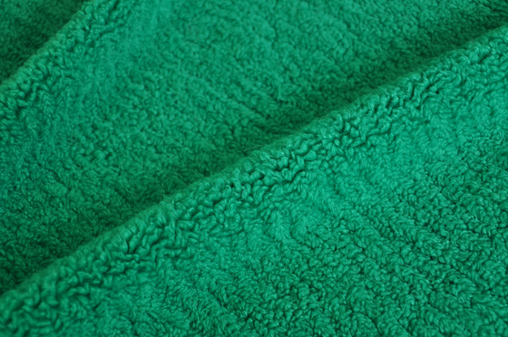 La materia tessile di alta qualità verde, montrante la miscela perfetta del filo di ordito della durevolezza e di modo ha tricottato il tessuto riciclato