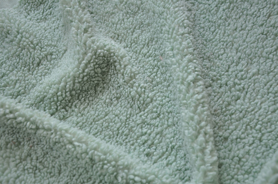 La materia tessile comoda e fine per calore e modo deforma il tessuto tricottato