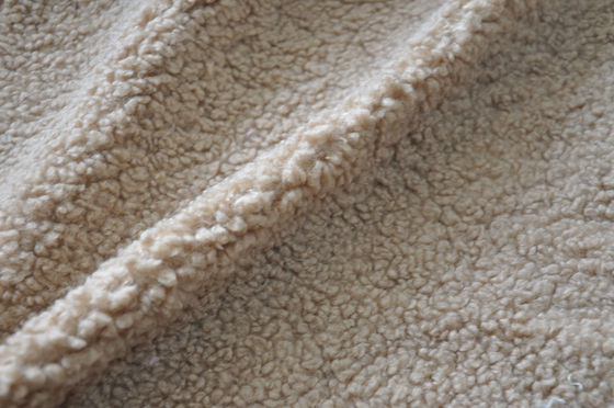 Il poliestere beige 100% di sherpa del faux o con lana 150cm CW o il filo di ordito regolabile ha tricottato il tessuto riciclato