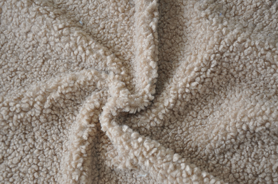 Il poliestere beige 100% di sherpa del faux o con lana 150cm CW o il filo di ordito regolabile ha tricottato il tessuto riciclato