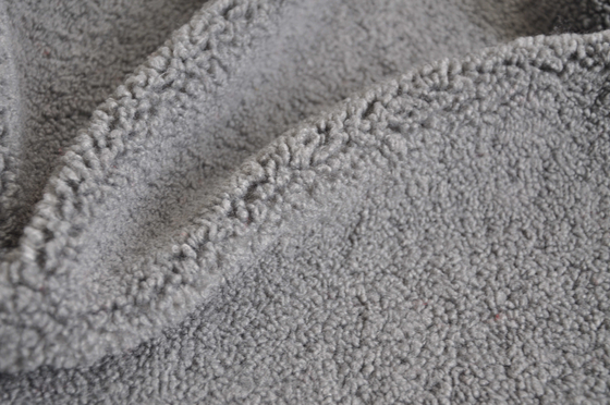 Il poliestere grigio 100% di sherpa del faux o con lana 150cm CW o il filo di ordito regolabile ha tricottato il tessuto riciclato