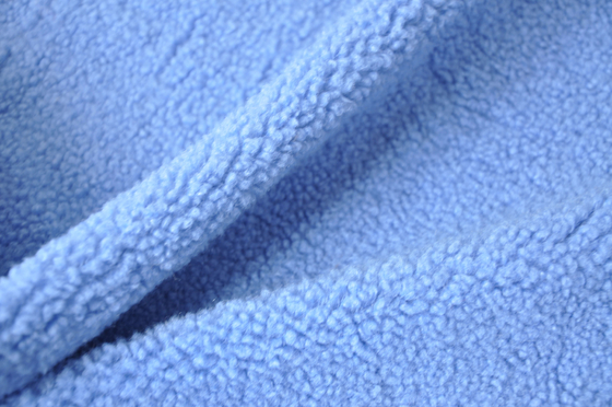 Il poliestere blu 100% di sherpa del faux o con lana 150cm CW o il filo di ordito regolabile ha tricottato il tessuto riciclato