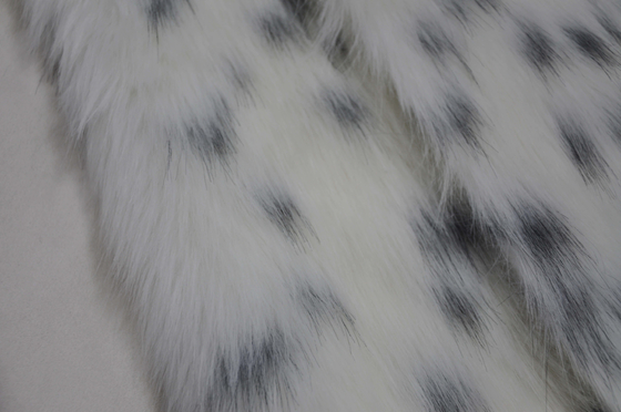 punto nero su un tessuto lungo della pelliccia dei capelli del fondo bianco, tessuto lungo della peluche: La miscela perfetta di comodità e di modo