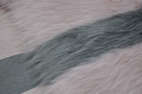 Il colore che si scontra la pelliccia lunga di falsificazione dei capelli del tessuto 150cm della peluche, porta il tocco e la comodità ineguagliabili
