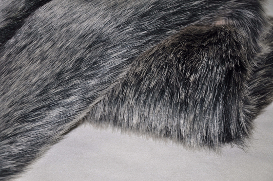 tessuto lungo solido grigio della pelliccia dei capelli, la combinazione perfetta di eleganza e di stile moderno