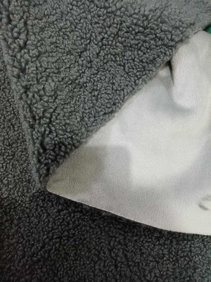 Lana di agnello grigia e tessuto composito di peluche corto
